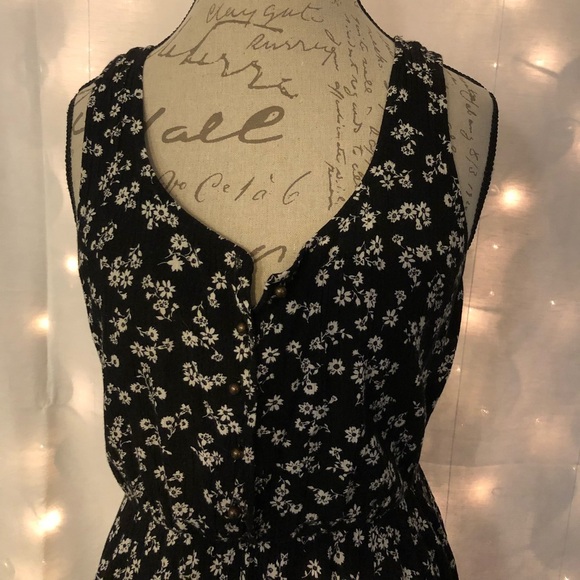 1[Forever21] Black & White dress exposed back - Picture 2 of 7